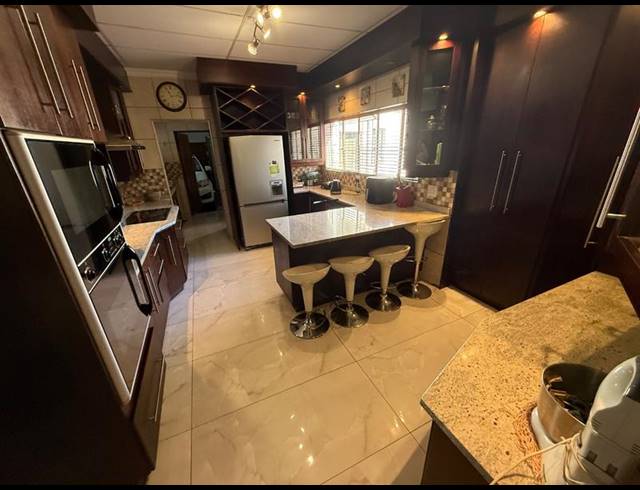 4 BEDROOM HOUSE FOR SALE IN FLORA GARDENS